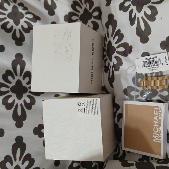 Michael Kors Gold-Tone Watch with Logo - Picture 6 of 7